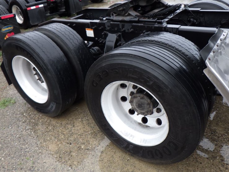 2013-freightliner-cascadia-125-image-7