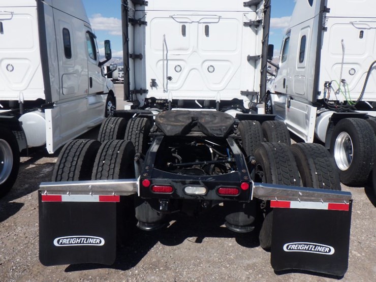 2024-freightliner-cascadia-126-image-10