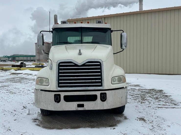 2018-mack-cxu613-day-cab-image-8