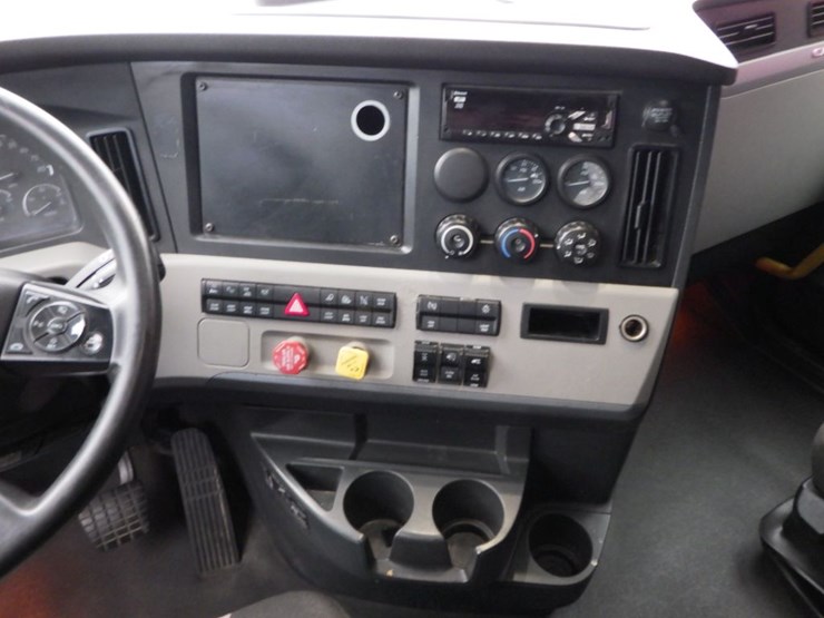 2021-freightliner-cascadia-126-image-25