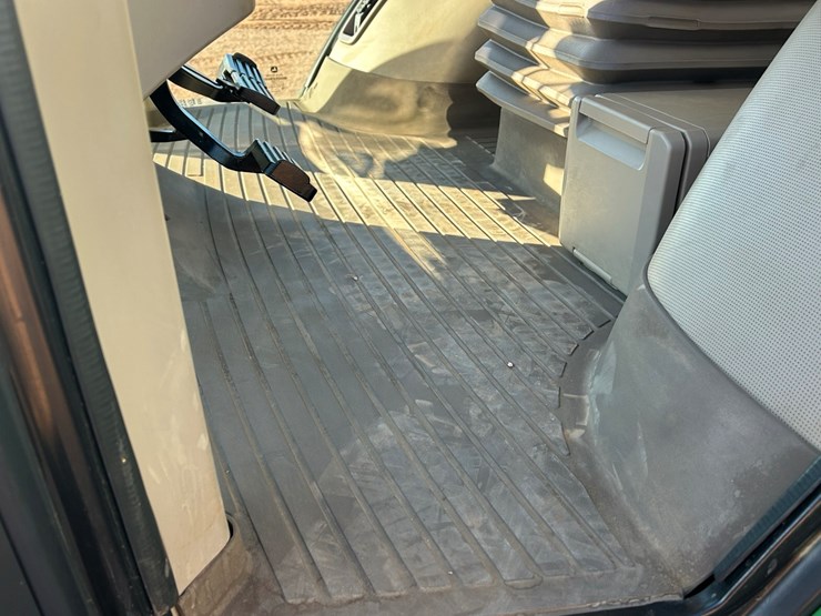 2019-john-deere-8370r-image-26