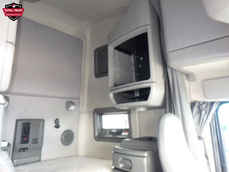 2020-volvo-vnl-760-image-4