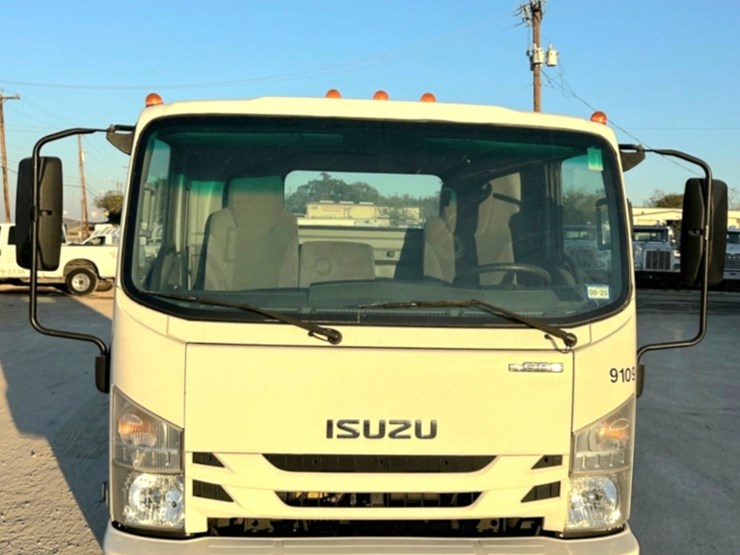 2021-isuzu-npr-image-2