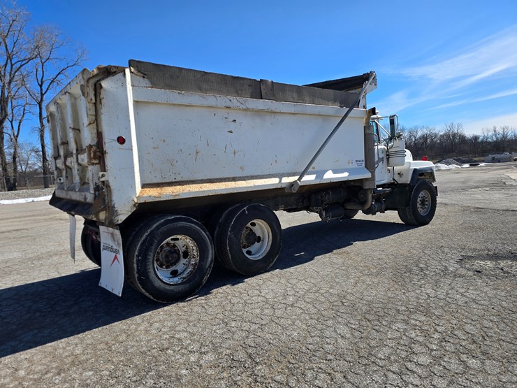 2001-mack-rd688s-image-15