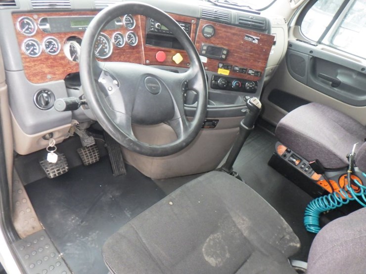 2013-freightliner-cascadia-125-image-18