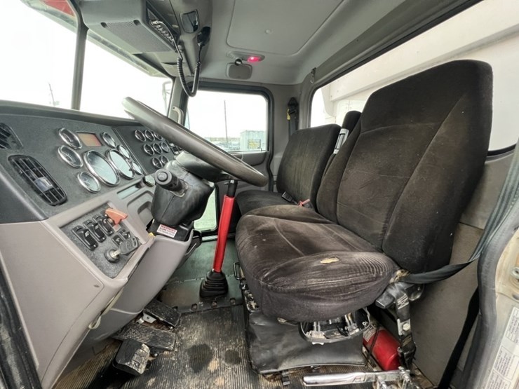 2017-peterbilt-389-image-22