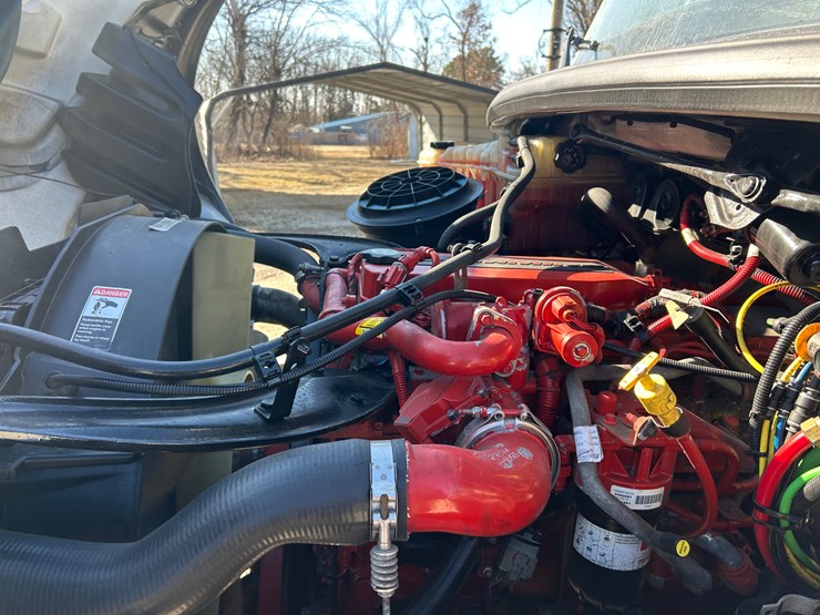 2018-freightliner-m2-106-image-26