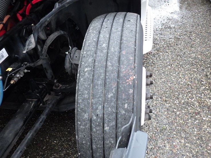 2020-freightliner-cascadia-126-image-26