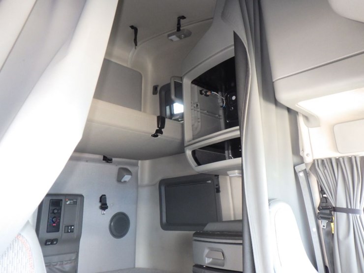 2023-volvo-vnl-760-image-5