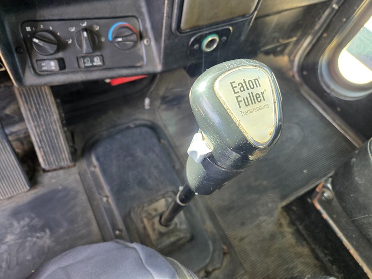 1997-peterbilt-377-image-61