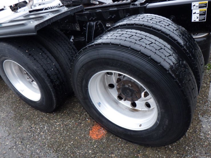 2017-peterbilt-579-image-11