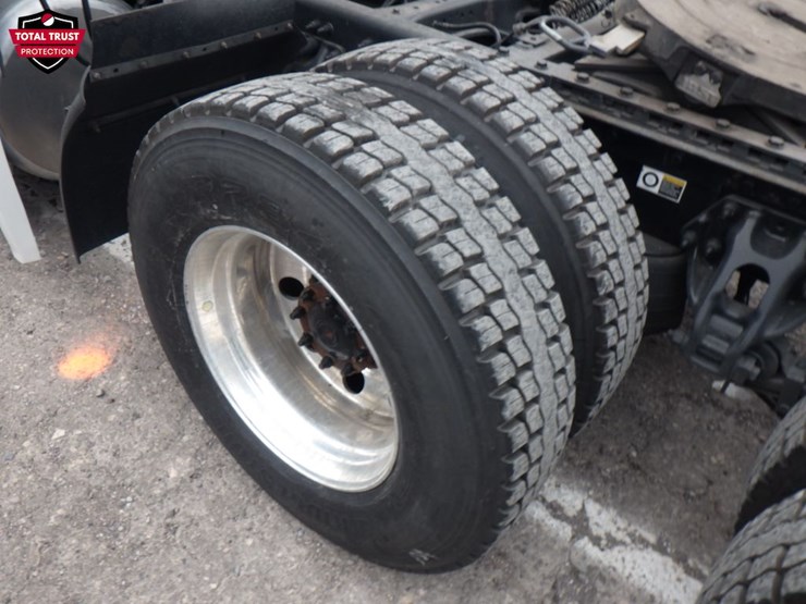 2022-peterbilt-579-image-13