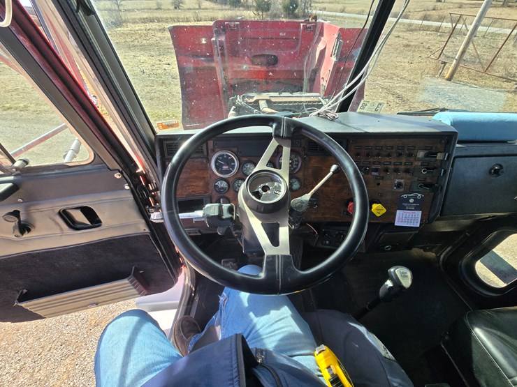 1997-peterbilt-377-image-63