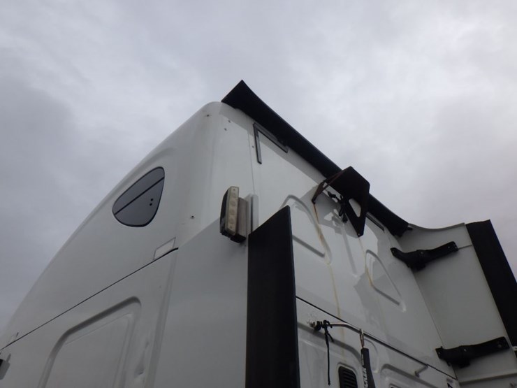 2013-freightliner-cascadia-125-image-16