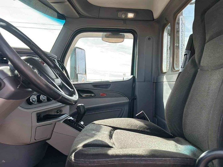 2016-peterbilt-579-image-10