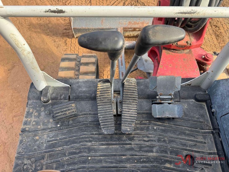 2020-takeuchi-tb240-image-23