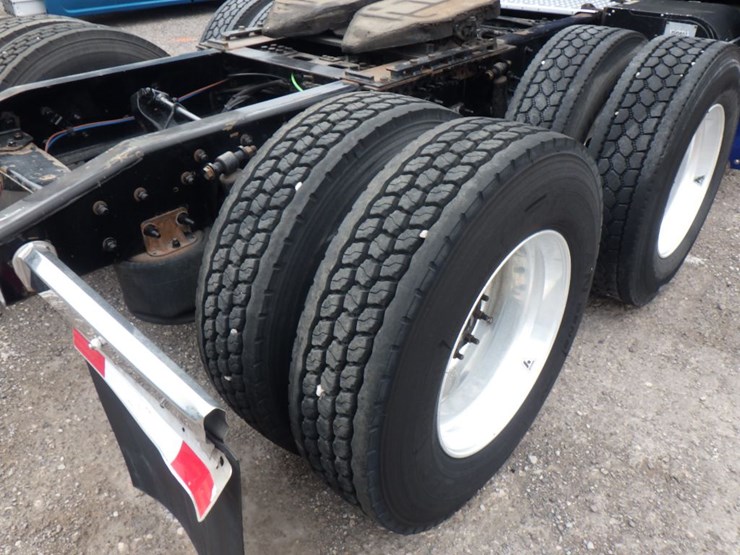 2019-freightliner-cascadia-126-image-10