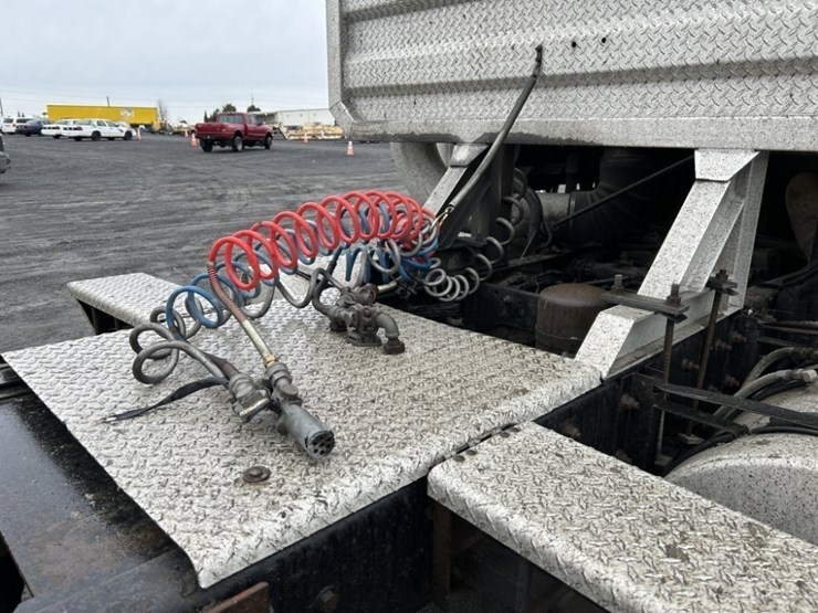 1985-mack-mh633-t/a-sleeper-truck-tractor-image-28