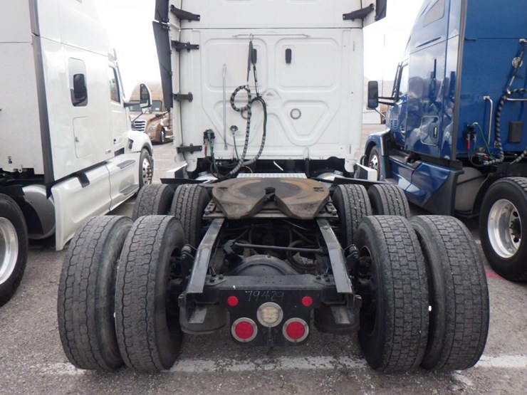 2021-freightliner-cascadia-126-image-12