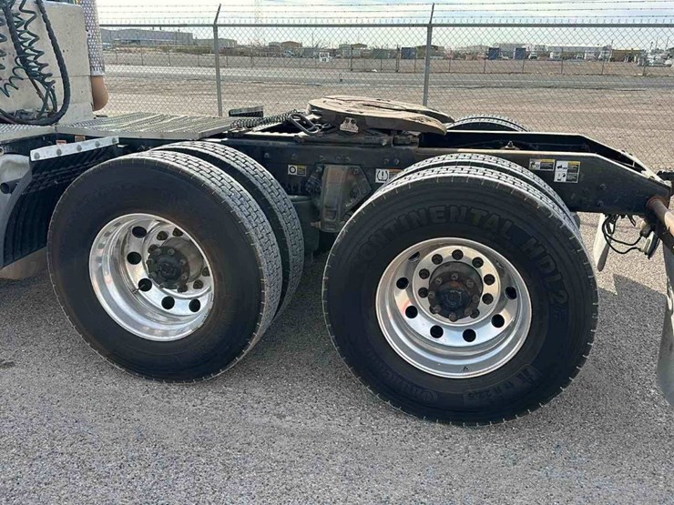 2016-peterbilt-579-image-7