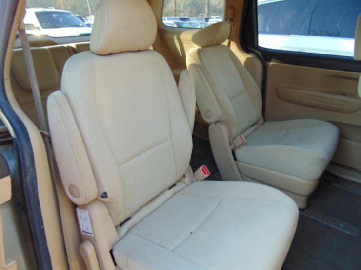 2015-kia-sedona-image-8