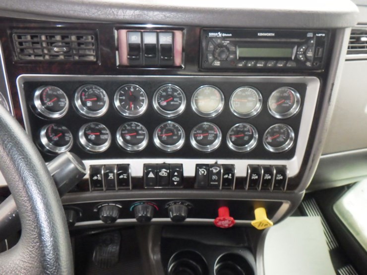 2013-kenworth-t800w-image-15