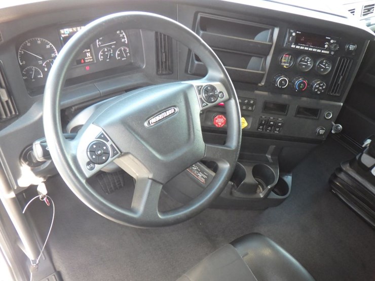 2024-freightliner-cascadia-126-image-17