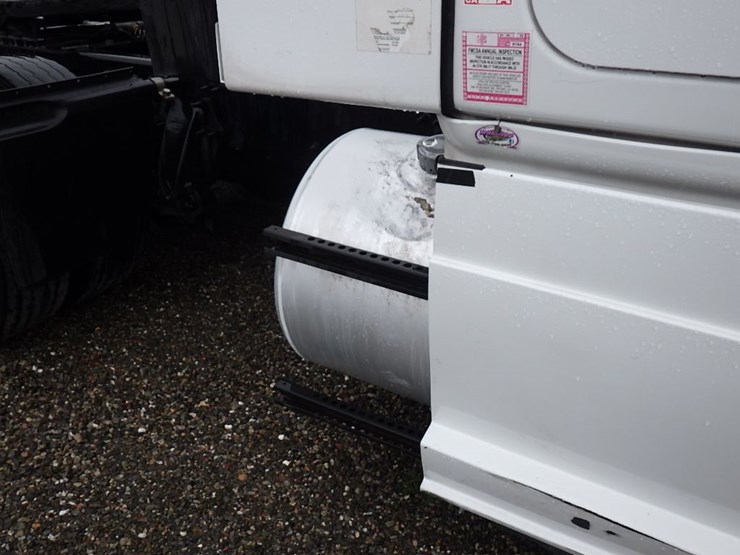 2020-freightliner-cascadia-126-image-11