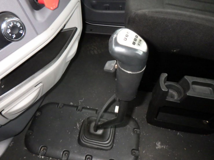 2017-peterbilt-579-image-14