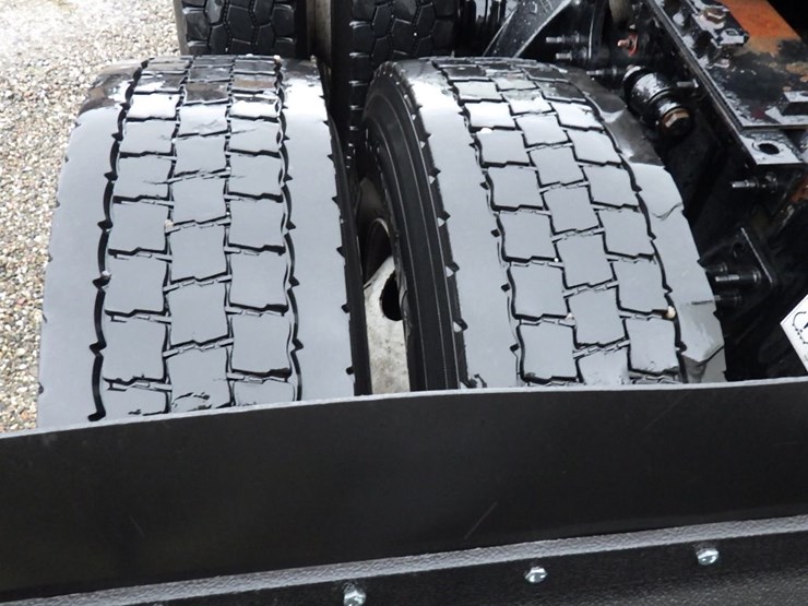 2020-freightliner-cascadia-126-image-10