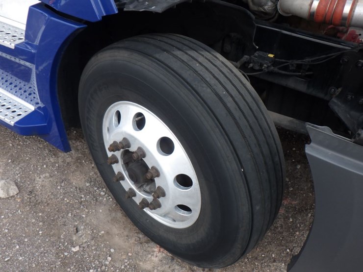 2019-freightliner-cascadia-126-image-35