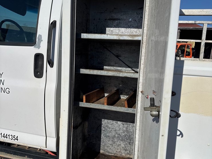 2005-chevrolet-c5500-flatbed-truck-image-7