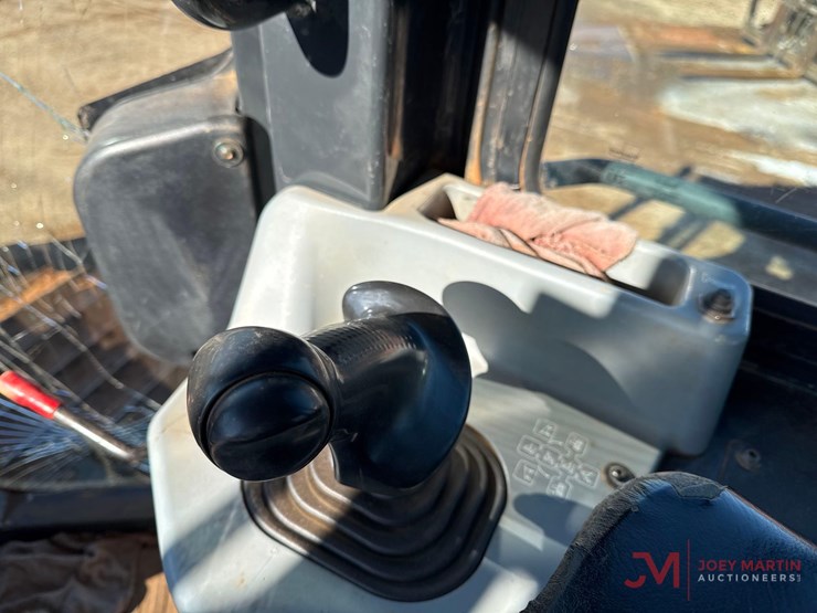 2010-komatsu-d51px-22-image-20