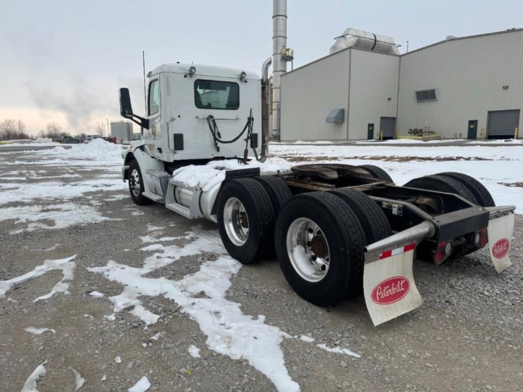 2017-peterbilt-567-image-4