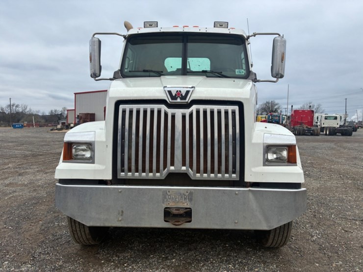 2015-western-star-4700-image-2