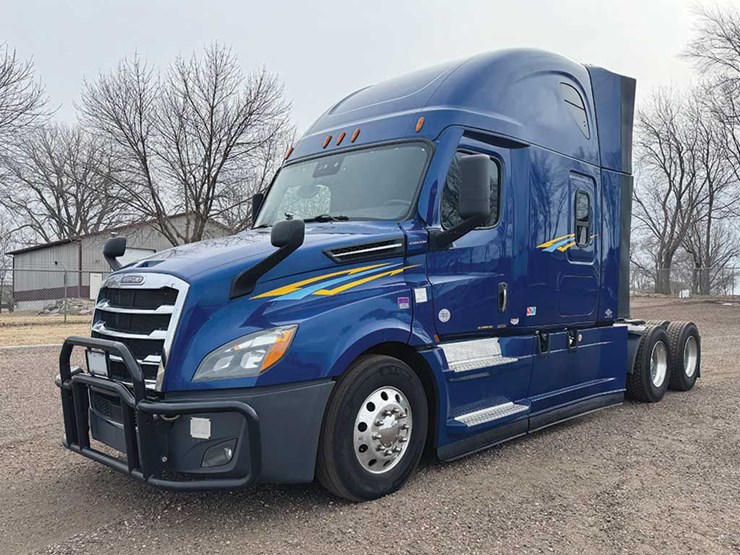 2021-freightliner-cascadia-126-image-1