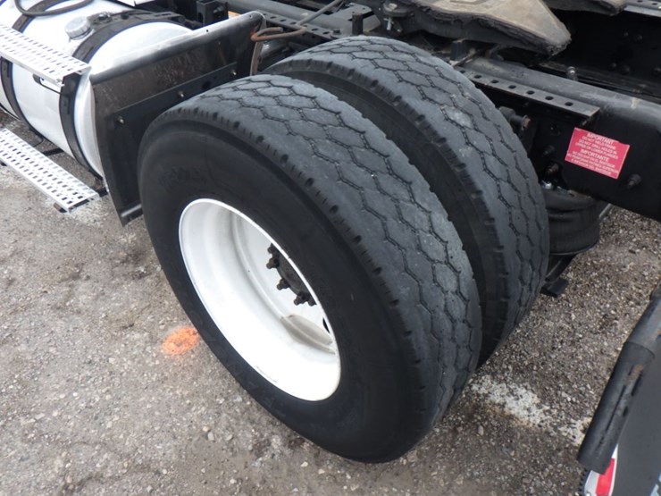 2012-volvo-vnl-300-image-9