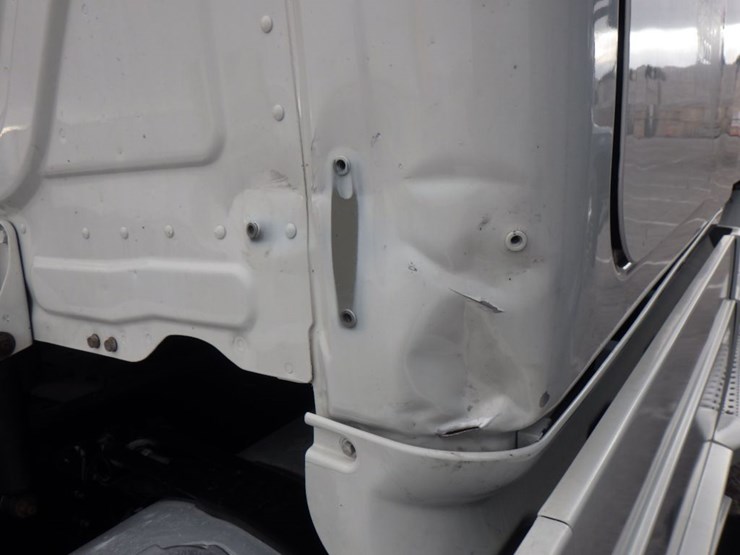 2021-freightliner-cascadia-126-image-11