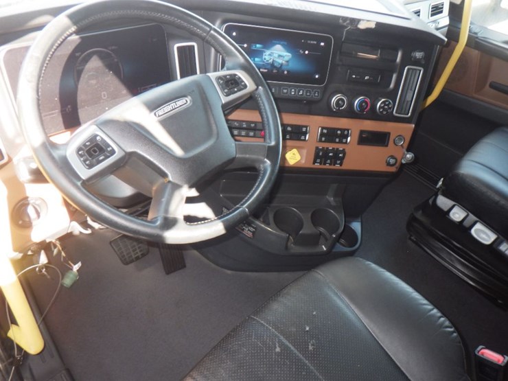 2022-freightliner-cascadia-126-image-18