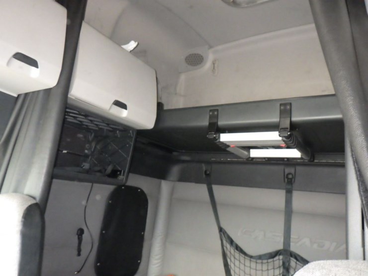 2019-freightliner-cascadia-126-image-27