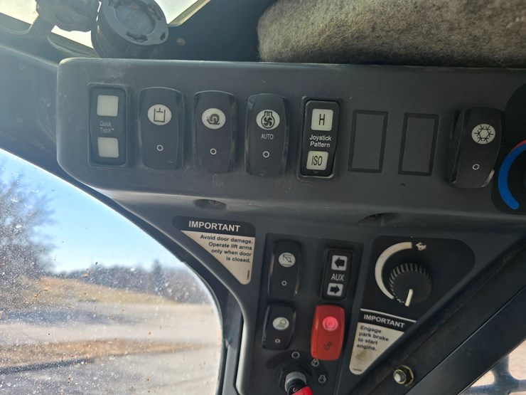 2012-deere-329d-image-49