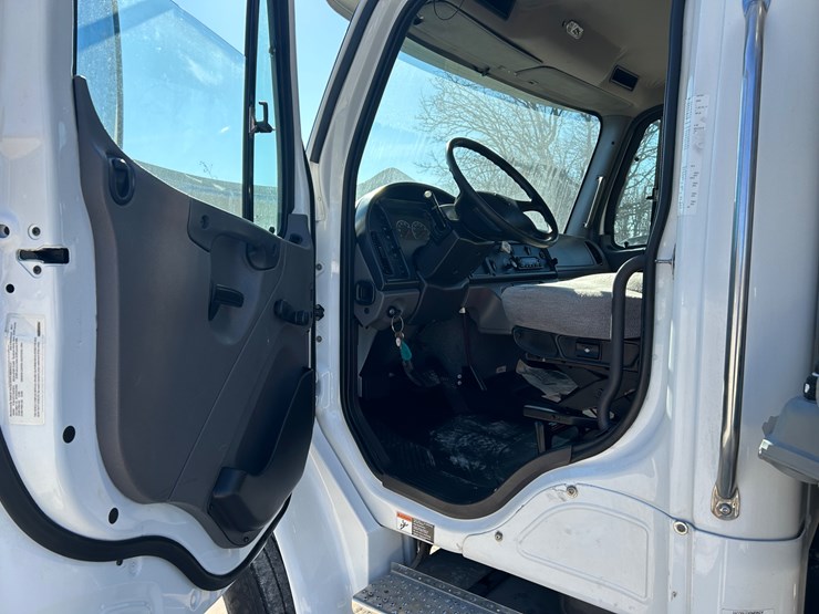2018-freightliner-m2-106-image-45
