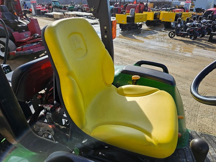 john-deere-3320-image-25