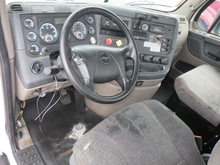 2015-freightliner-cascadia-113-evolution-image-15