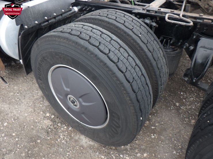 2023-freightliner-cascadia-126-image-13