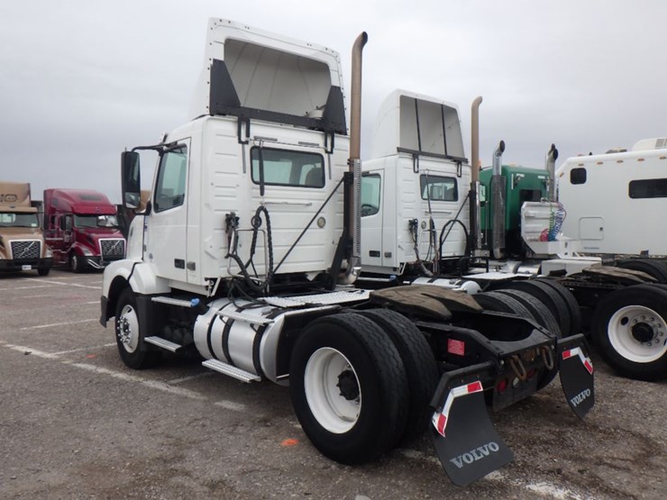 2012-volvo-vnl-300-image-8