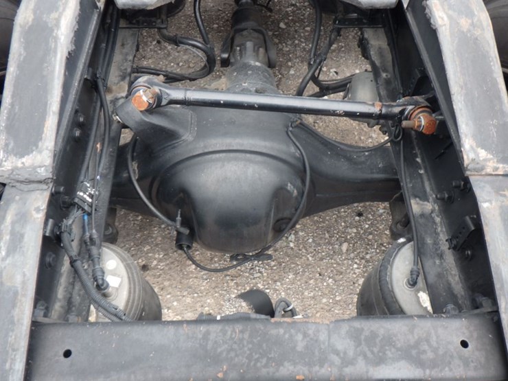 2015-freightliner-cascadia-113-evolution-image-9