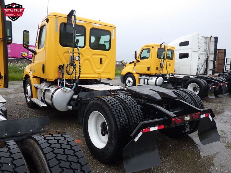 2022-freightliner-cascadia-126-image-11