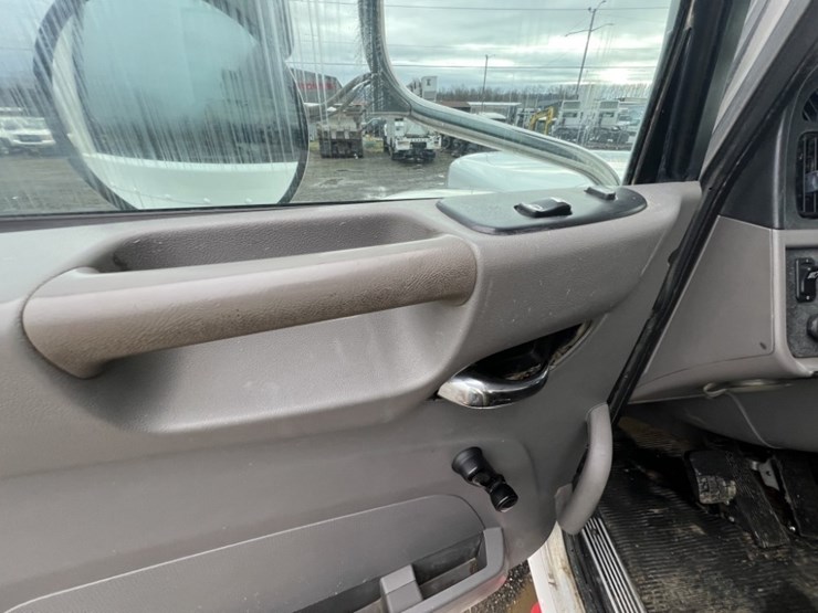 2017-peterbilt-389-image-23