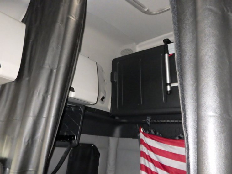 2021-freightliner-cascadia-126-image-26